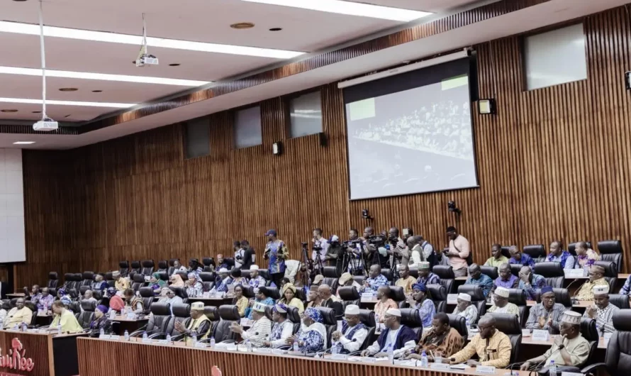 Le parlement guinéen adopte des volets recettes et dépenses de la loi de finances initiale 2026