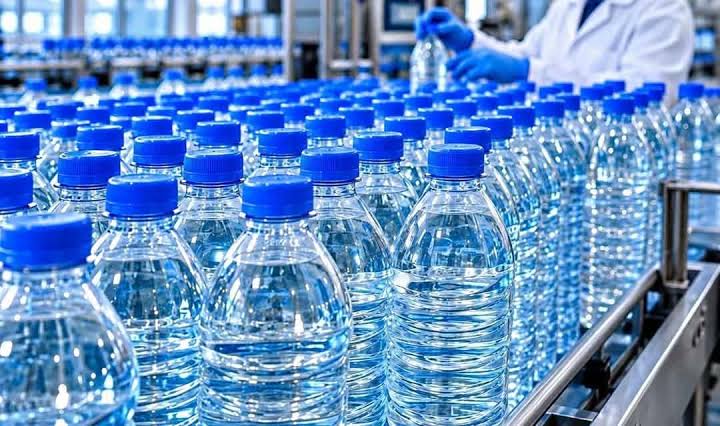 Guinée : Le gouvernement plafonne les prix de l’eau en bouteille pour contrer la spéculation